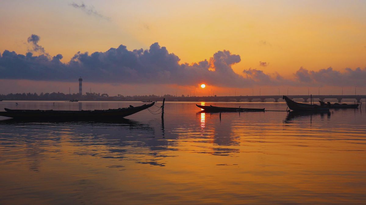 birdwatching lakes in India, best bird sanctuaries India, Chilika Lake birds, Nal Sarovar Gujarat, Keoladeo National Park Bharatpur, Loktak Lake Manipur, Deepor Beel Assam, Sambhar Lake flamingos, Pulicat Lake Andhra Pradesh, Kolleru Lake birds, Pong Dam Lake Himachal, Tso Moriri Ladakh birds, migratory birds in India, birdwatching destinations India