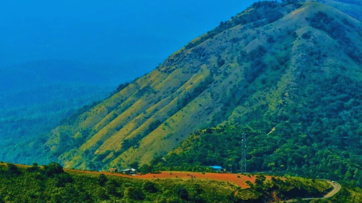 Bangalore to Chikmagalur, Chikmagalur itinerary, Chikmagalur road trip, Bangalore weekend getaway, Mullayanagiri trek, Hebbe Falls, Chikmagalur travel guide, Chikmagalur tourism, coffee estate tour Chikmagalur, places to visit in Chikmagalur, Hirekolale Lake, Baba Budangiri, Western Ghats road trip, Karnataka weekend trips, Chikmagalur from Bangalore