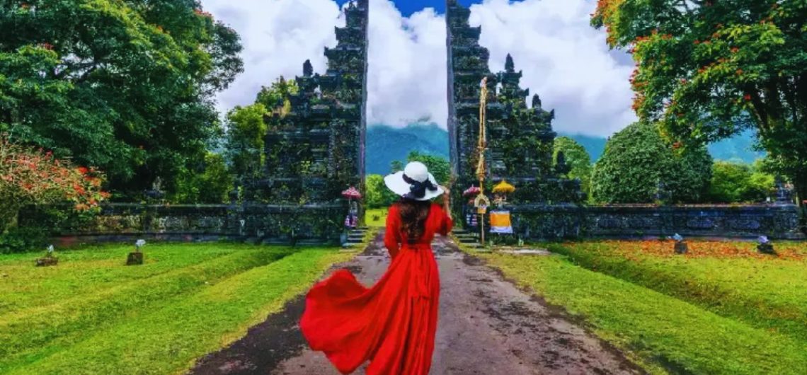 best honeymoon destinations, international honeymoon destinations, romantic honeymoon getaways, honeymoon in Thailand, honeymoon in Switzerland, honeymoon in Paris, Santorini honeymoon, Venice honeymoon, Bali honeymoon, top honeymoon places for couples, romantic escapes abroad.