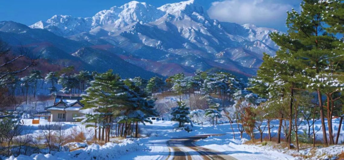 best snow destinations in India, snowfall places in India, winter destinations India 2025, Gulmarg snow travel, Manali winter trip, Auli skiing India, Shimla in winter, Tawang snow season, Lachung Sikkim snow, Nainital snowfall, Dalhousie winter travel, Kufri snow, Pahalgam winter, hill stations with snow, India snow holidays.