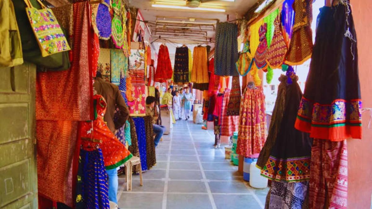 cheapest markets in India, affordable shopping in India, best flea markets India, budget shopping destinations, street shopping India, Sarojini Nagar market, Colaba Causeway, Anjuna flea market