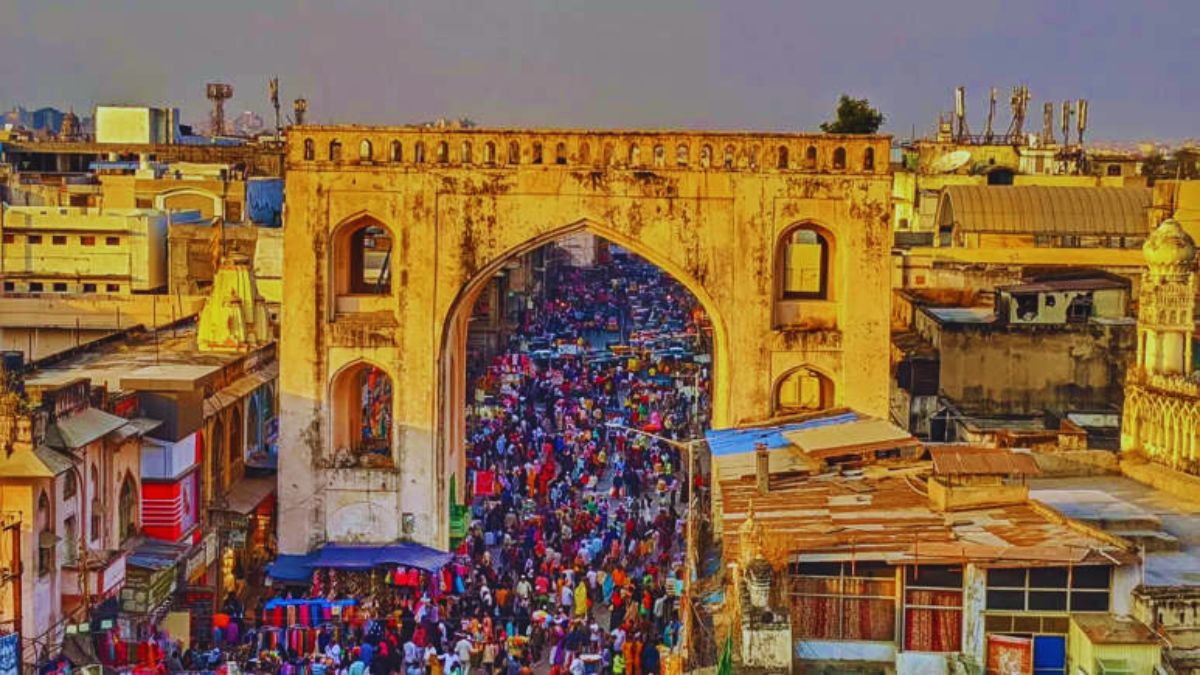 cheapest markets in India, affordable shopping in India, best flea markets India, budget shopping destinations, street shopping India, Sarojini Nagar market, Colaba Causeway, Anjuna flea market