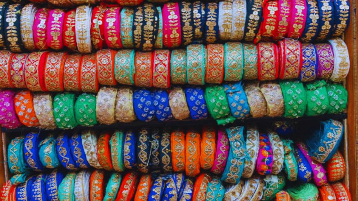 cheapest markets in India, affordable shopping in India, best flea markets India, budget shopping destinations, street shopping India, Sarojini Nagar market, Colaba Causeway, Anjuna flea market